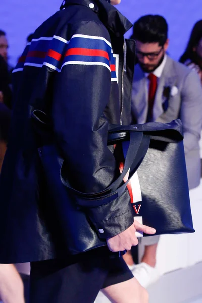 Look 32